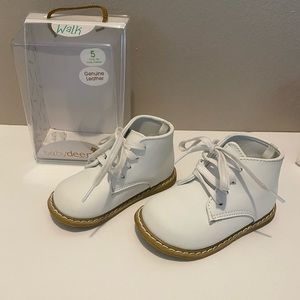 Baby Deer Size 5 (12-18 month) White leather shoes